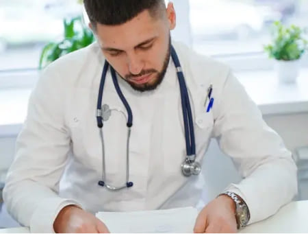 Противопоказания к кодированию Алгоминалом Врач с бумагами за столом