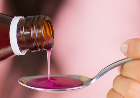 Формирование кодеиновой зависимости Сироп льётся в ложку